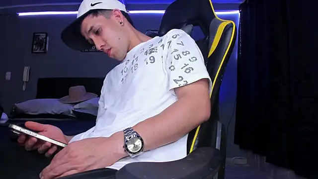 Snapshot of alexgiraldo__ chatting on 10-05-25, 10:11 alexgiraldo online show from 10-05-25, 10:11