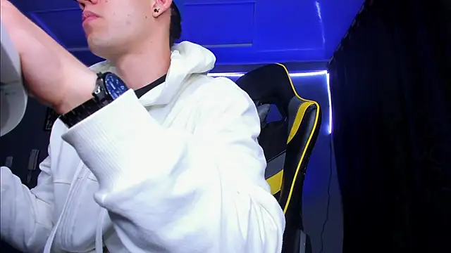 Snapshot of alexgiraldo__ chatting on 10-23-25, 02:10 alexgiraldo online show from 10-23-25, 02:10