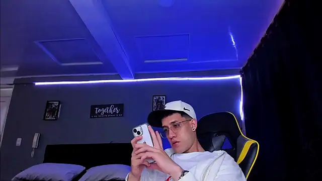 Snapshot of alexgiraldo__ chatting on 11-07-25, 12:21 alexgiraldo online show from 11-07-25, 12:21