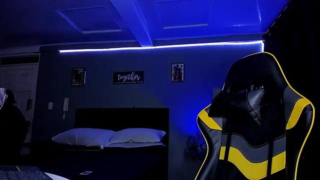 Snapshot of alexgiraldo__ chatting on 10-13-25, 10:39 alexgiraldo online show from 10-13-25, 10:39