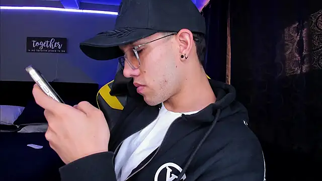 Snapshot of alexgiraldo__ chatting on 10-17-25, 04:20 alexgiraldo online show from 10-17-25, 04:20