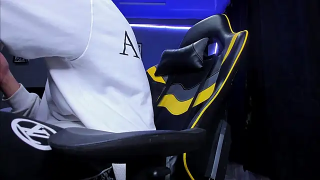 Snapshot of alexgiraldo__ chatting on 11-05-25, 05:43 alexgiraldo online show from 11-05-25, 05:43