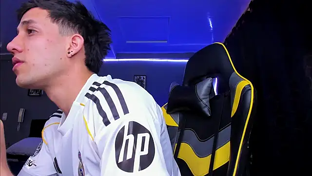 Snapshot of alexgiraldo__ chatting on 11-13-25, 04:00 alexgiraldo online show from 11-13-25, 04:00