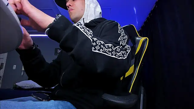 Snapshot of alexgiraldo__ chatting on 10-16-25, 10:56 alexgiraldo online show from 10-16-25, 10:56