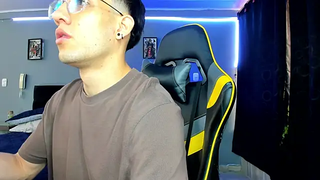 Snapshot of alexgiraldo__ chatting on 09-12-25, 12:49 alexgiraldo online show from 09-12-25, 12:49