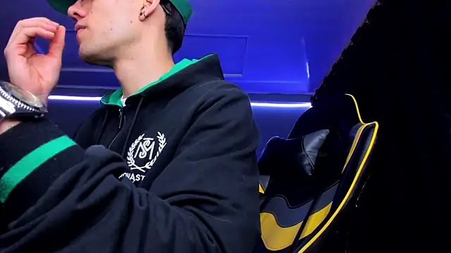 Snapshot of alexgiraldo__ chatting on 09-29-25, 12:11 alexgiraldo online show from 09-29-25, 12:11