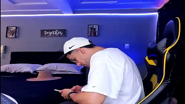 Snapshot of alexgiraldo__ chatting on 10-09-25, 01:22 alexgiraldo online show from 10-09-25, 01:22