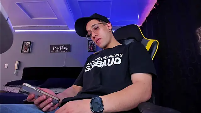 Snapshot of alexgiraldo__ chatting on 10-19-25, 01:25 alexgiraldo online show from 10-19-25, 01:25