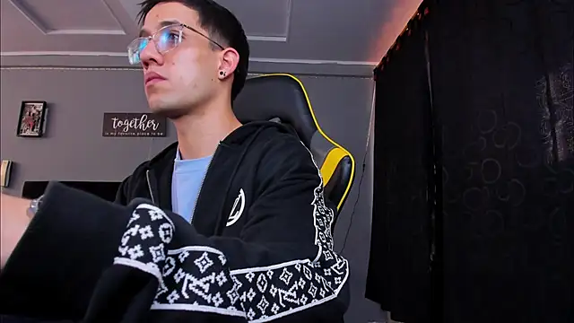 Snapshot of alexgiraldo__ chatting on 10-25-25, 12:17 alexgiraldo online show from 10-25-25, 12:17