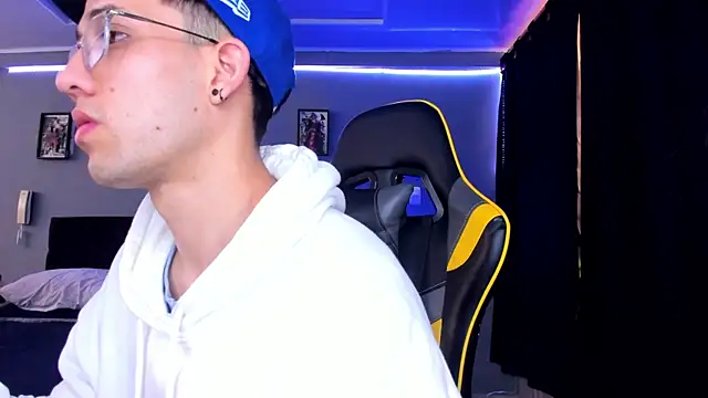 Snapshot of alexgiraldo__ chatting on 10-04-25, 01:23 alexgiraldo online show from 10-04-25, 01:23