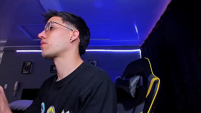 Snapshot of alexgiraldo__ chatting on 11-08-25, 12:20 alexgiraldo online show from 11-08-25, 12:20