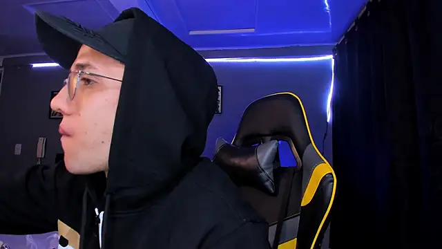 Snapshot of alexgiraldo__ chatting on 12-01-25, 06:14 alexgiraldo online show from 12-01-25, 06:14