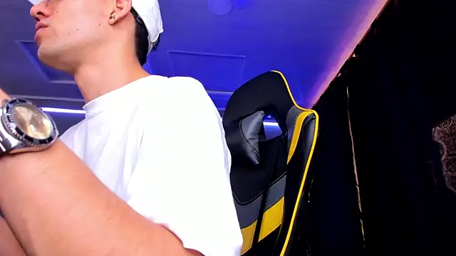 Snapshot of alexgiraldo__ chatting on 09-21-25, 01:49 alexgiraldo online show from 09-21-25, 01:49