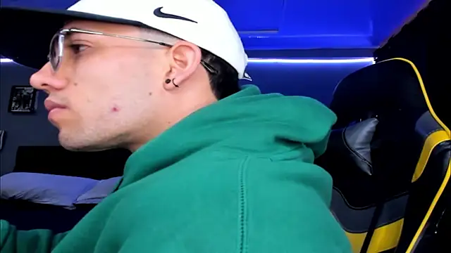 Snapshot of alexgiraldo__ chatting on 10-10-25, 12:28 alexgiraldo online show from 10-10-25, 12:28