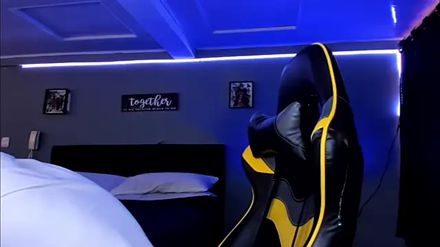 Snapshot of alexgiraldo__ chatting on 10-11-25, 09:05 alexgiraldo online show from 10-11-25, 09:05