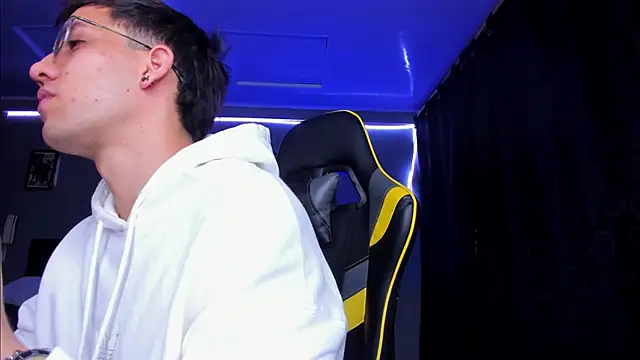 Snapshot of alexgiraldo__ chatting on 11-14-25, 05:11 alexgiraldo online show from 11-14-25, 05:11