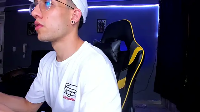 Snapshot of alexgiraldo__ chatting on 09-27-25, 08:48 alexgiraldo online show from 09-27-25, 08:48