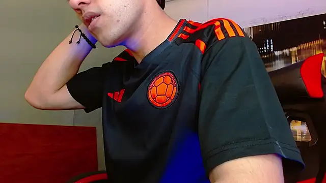 Snapshot of alexgiraldo__ chatting on 06-18-26, 01:49 alexgiraldo online show from 06-18-26, 01:49