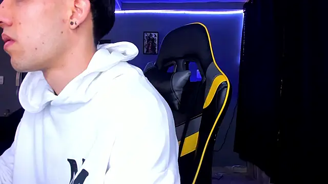 Snapshot of alexgiraldo__ chatting on 09-18-25, 12:08 alexgiraldo online show from 09-18-25, 12:08