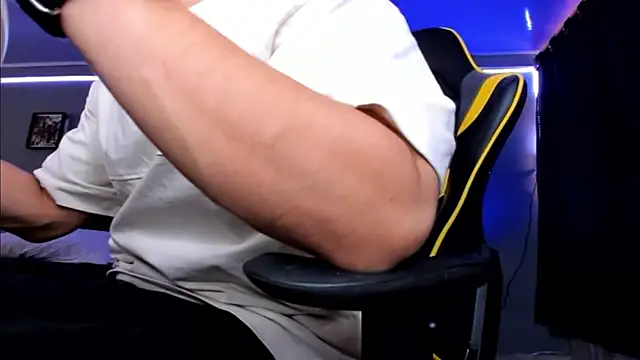 Snapshot of alexgiraldo__ chatting on 10-12-25, 05:36 alexgiraldo online show from 10-12-25, 05:36