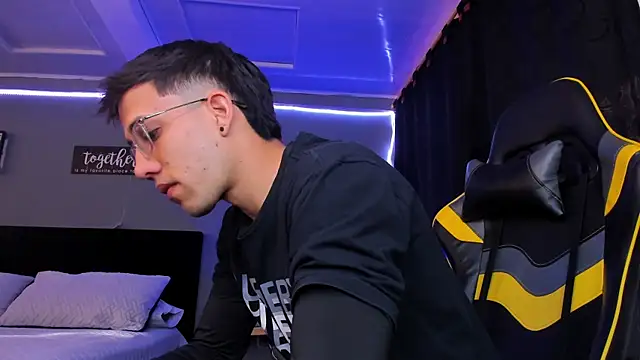 Snapshot of alexgiraldo__ chatting on 12-02-25, 11:56 alexgiraldo online show from 12-02-25, 11:56