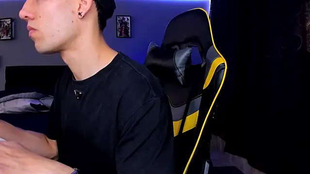 Snapshot of alexgiraldo__ chatting on 09-13-25, 01:44 alexgiraldo online show from 09-13-25, 01:44