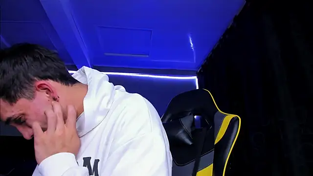 Snapshot of alexgiraldo__ chatting on 10-31-25, 04:31 alexgiraldo online show from 10-31-25, 04:31