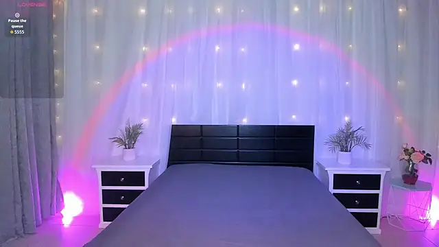 Snapshot of Evolet_Bee chatting on 11-27-25, 01:00 Evolet Bee online show from 11-27-25, 01:00