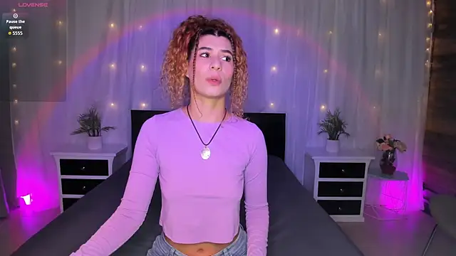 Snapshot of Evolet_Bee chatting on 09-16-25, 02:07 Evolet Bee online show from 09-16-25, 02:07