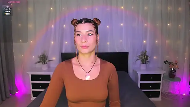 Snapshot of Evolet_Bee chatting on 10-18-25, 01:24 Evolet Bee online show from 10-18-25, 01:24