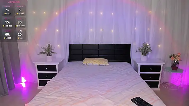 Snapshot of Evolet_Bee chatting on 10-29-25, 02:27 Evolet Bee online show from 10-29-25, 02:27