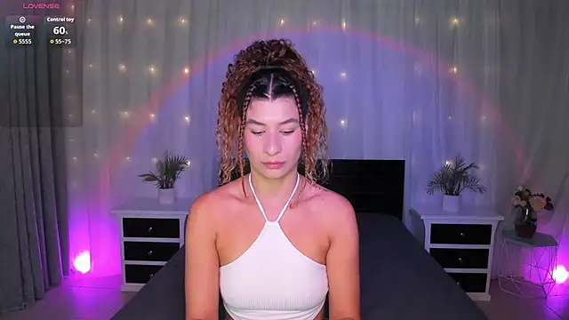 Snapshot of Evolet_Bee chatting on 11-29-25, 01:22 Evolet Bee online show from 11-29-25, 01:22