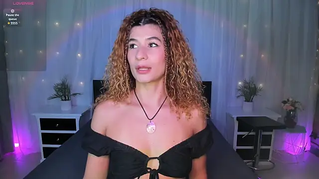 Snapshot of Evolet_Bee chatting on 09-15-25, 01:33 Evolet Bee online show from 09-15-25, 01:33