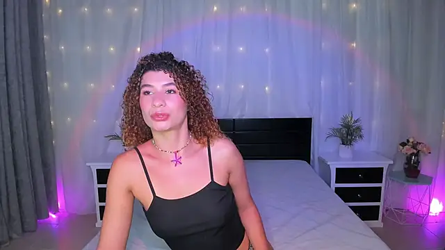 Snapshot of Evolet_Bee chatting on 11-24-25, 01:00 Evolet Bee online show from 11-24-25, 01:00