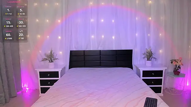 Snapshot of Evolet_Bee chatting on 10-31-25, 02:02 Evolet Bee online show from 10-31-25, 02:02