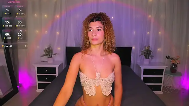 Snapshot of Evolet_Bee chatting on 10-21-25, 01:32 Evolet Bee online show from 10-21-25, 01:32