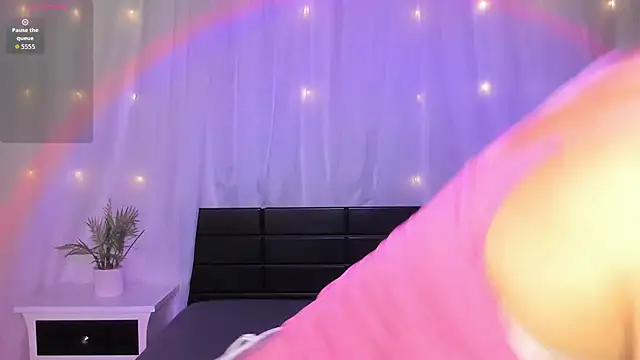 Snapshot of Evolet_Bee chatting on 11-12-25, 01:26 Evolet Bee online show from 11-12-25, 01:26