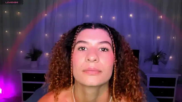 Snapshot of Evolet_Bee chatting on 12-20-25, 11:35 Evolet Bee online show from 12-20-25, 11:35