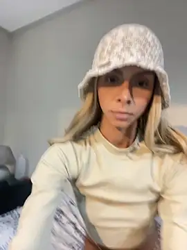 heloagreen  online show from 09-10-25, 03:05