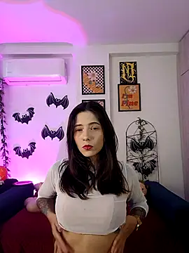 Snapshot of mishelkrave_ chatting on 10-28-25, 10:20 mishelkrave  online show from 10-28-25, 10:20