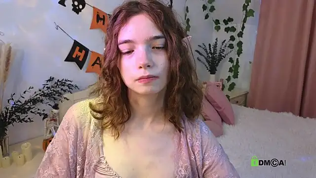 Snapshot of Evi_Brook chatting on 10-22-25, 01:43 Evi Brook online show from 10-22-25, 01:43