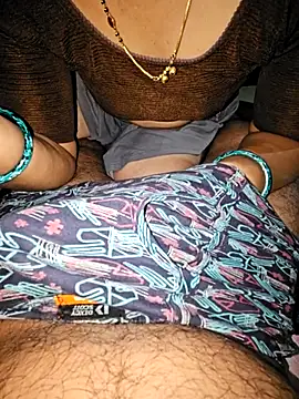 Snapshot of indianhotwife639 chatting on 10-08-25, 10:10 indianhotwife639 online show from 10-08-25, 10:10