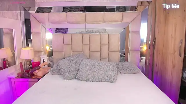 MaddyGray  online show from 11-08-25, 06:22