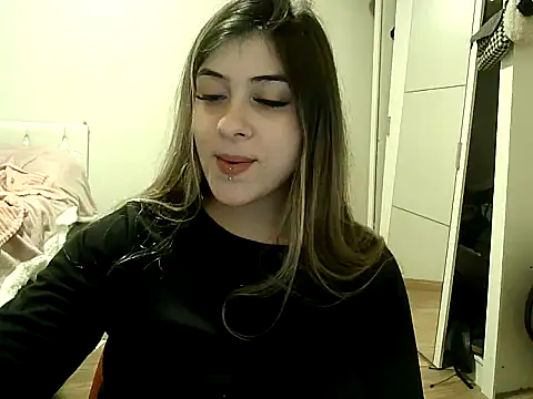 Snapshot of Becca_B chatting on 06-06-26, 09:53 Becca B online show from 06-06-26, 09:53