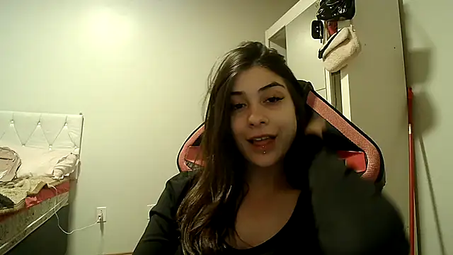 Snapshot of Becca_B chatting on 10-21-25, 09:14 Becca B online show from 10-21-25, 09:14