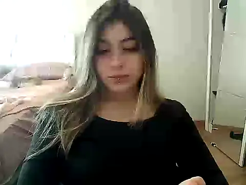 Snapshot of Becca_B chatting on 05-04-26, 06:44 Becca B online show from 05-04-26, 06:44