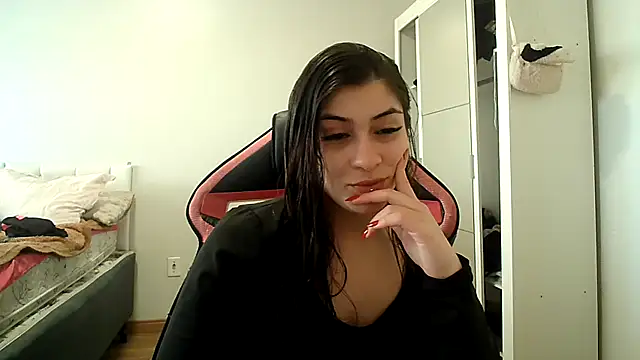 Snapshot of Becca_B chatting on 10-04-25, 07:37 Becca B online show from 10-04-25, 07:37