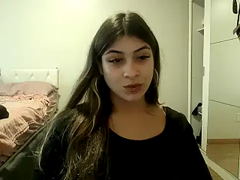 Snapshot of Becca_B chatting on 04-22-26, 08:04 Becca B online show from 04-22-26, 08:04