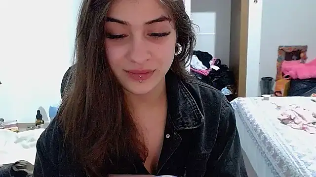 Snapshot of Becca_B chatting on 10-12-25, 02:35 Becca B online show from 10-12-25, 02:35
