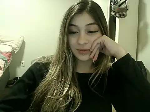 Snapshot of Becca_B chatting on 05-16-26, 07:29 Becca B online show from 05-16-26, 07:29